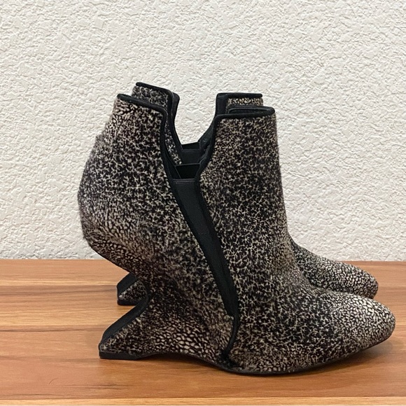 STUART WEITZMAN Dyed Calf Fur Hair Spliced Cavalino Curved Wedge Booties Size 8 - Picture 12 of 16